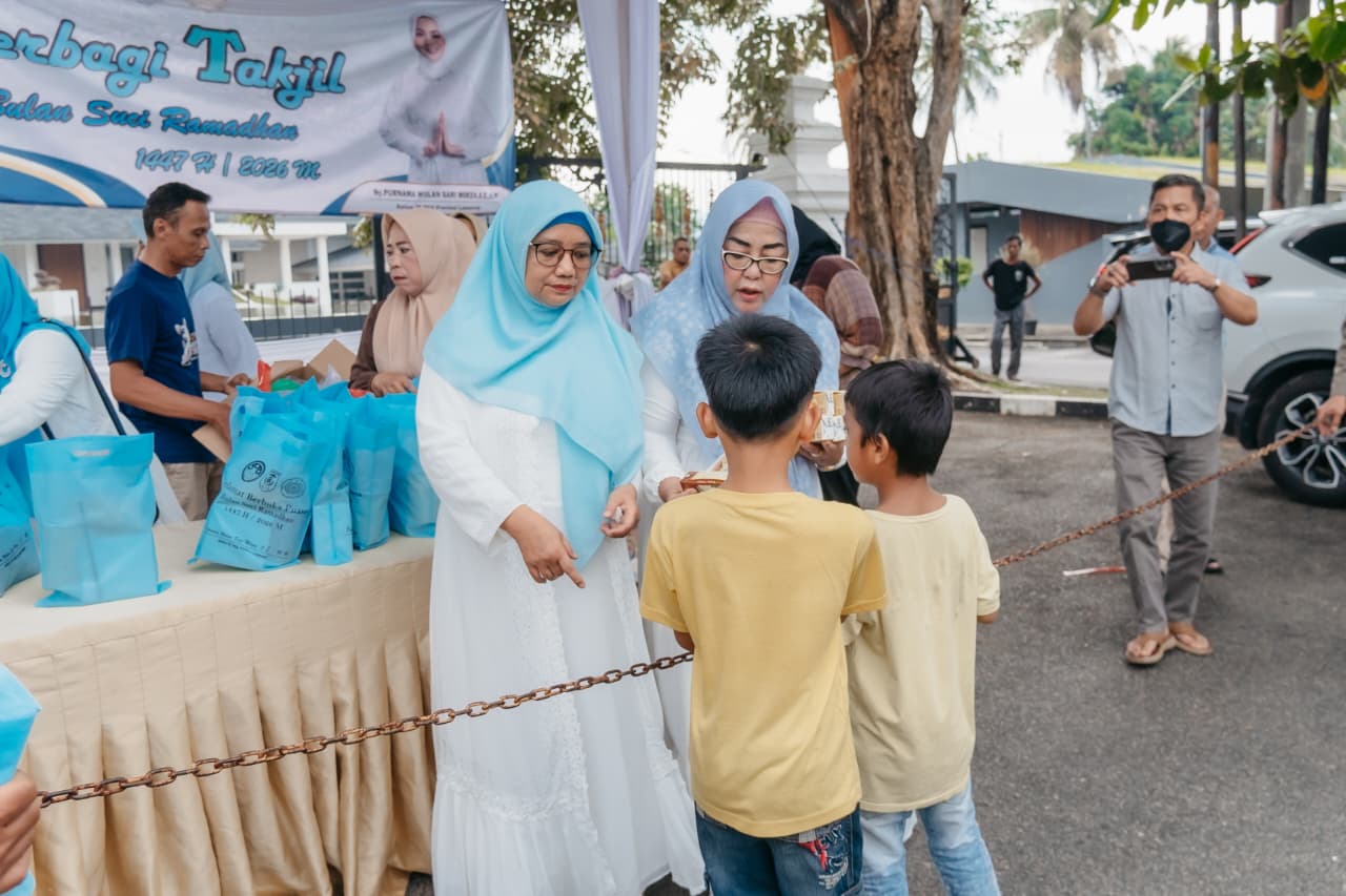 Kolaborasi TP. PKK, DWP, dan OPD Lampung Bagikan 300 Paket Takjil Ramadan